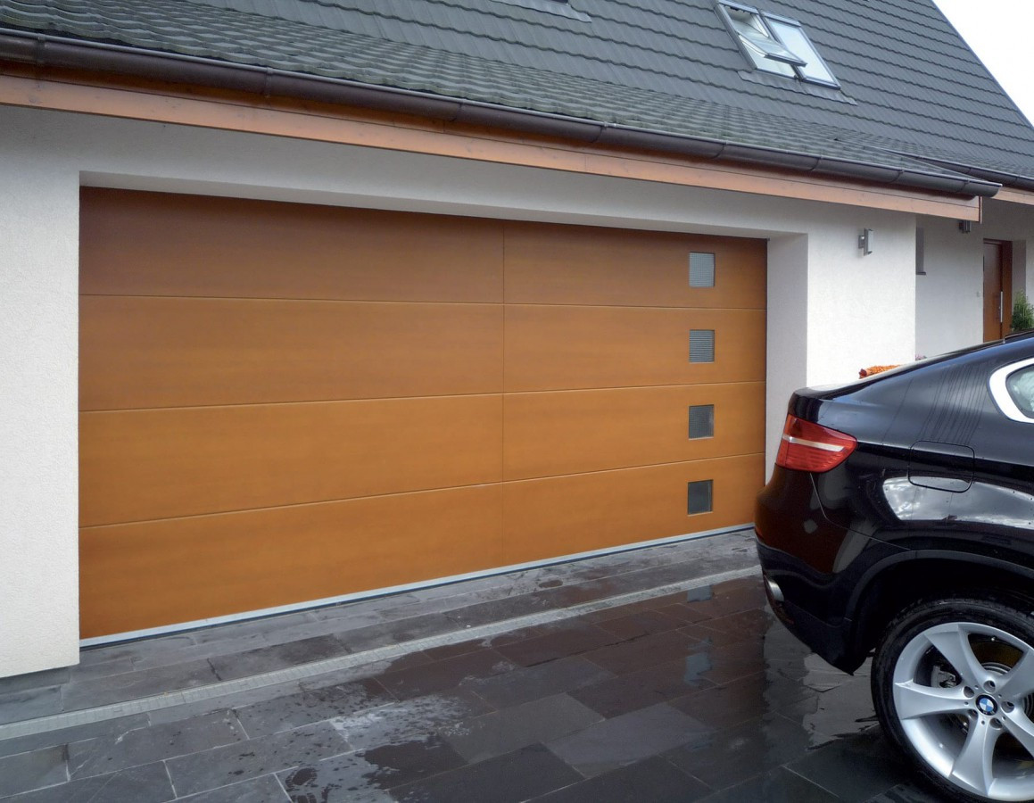 Zjednodušte si parkování v garáži se sekčními dřevěnými vraty [EN]